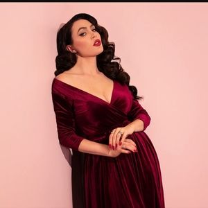 Vixen by Micheline Pitt, Black velvet, XL, Never worn, rich fabric, comes w belt